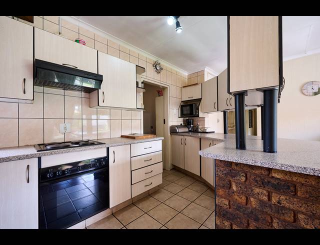 5 BEDROOM HOUSE FOR SALE IN ZWARTKOP